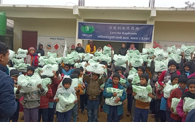 वडाका ५ बिद्यालयका नौ सय बढी बिद्यार्थीलाई जाडोमा न्यानो कपडा