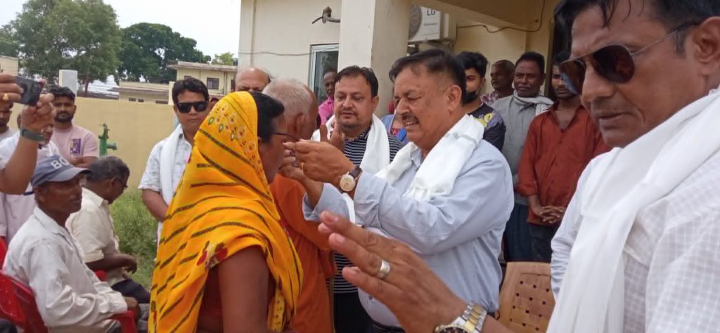 आखा शिबिरमा ३ सय बढीको आखा जाच र एक सय नौ जनालाई चश्मा बितरण